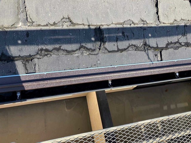 屋根の端部に金物を取り付け